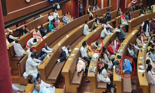 டெல்லி: சண்டை போட்டதில் ஒரே அசதி... தூங்கி, எழுந்து மீண்டும் மோதி கொண்ட கவுன்சிலர்கள்