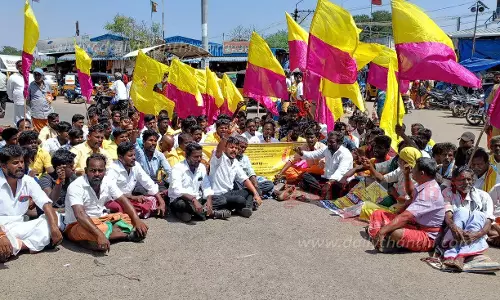 தமிழர் தேசம் கட்சியினர் ஆர்ப்பாட்டம்