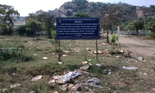 ஊதியூரில் பக்தர்கள் தங்கும் மண்டபம் முன் குவிந்து கிடக்கும் பாக்குமட்டை தட்டுகள் ஊதியூரில் பக்தர்கள் தங்கும் மண்டபம் முன் குவிந்து கிடக்கும் பாக்குமட்டை தட்டுகள்