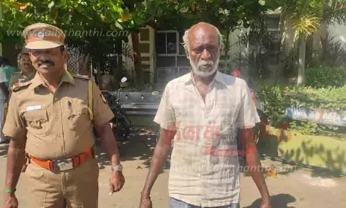 கரூர் கலெக்டர் அலுவலகத்தில் தீக்குளிக்க முயன்ற முதியவரால் பரபரப்பு கரூர் கலெக்டர் அலுவலகத்தில் தீக்குளிக்க முயன்ற முதியவரால் பரபரப்பு