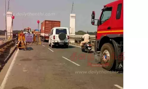 தவுட்டுப்பாளையம் காவிரி ஆற்று பாலத்தில் குழிகள்-சீரமைக்க வாகன ஓட்டிகள் கோரிக்கை