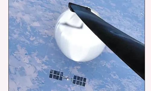 60 ஆயிரம் அடி உயரத்தில் எடுக்கப்பட்ட சீன உளவு பலூன் செல்பி படம் - அமெரிக்கா வெளியிட்டது