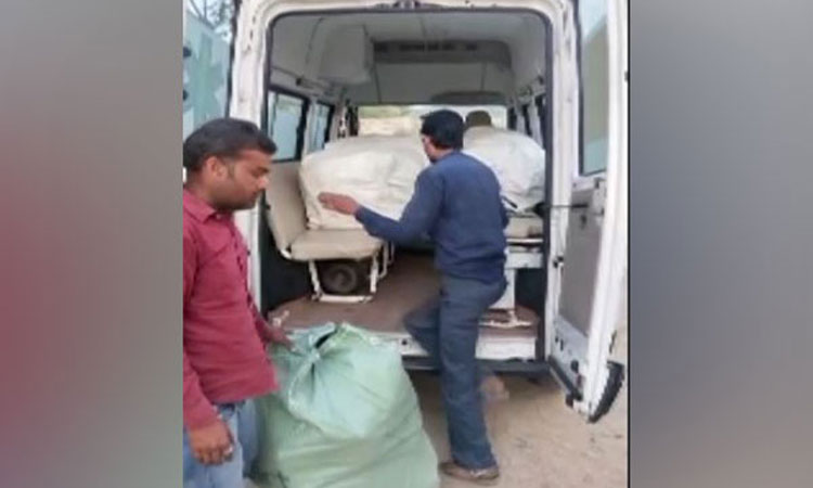 ஆம்புலன்சில் காலணிகளை ஏற்றிச் சென்ற டிரைவர் பணிநீக்கம் - வீடியோ வைரலானதையடுத்து நடவடிக்கை