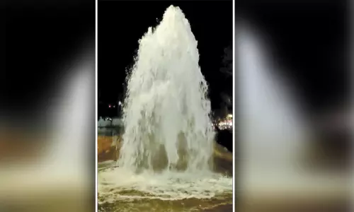 லாரி மோதியதால் குழாயில் உடைப்பு... பல அடி உயரத்துக்கு நீரூற்றுபோல் வெளியேறிய தண்ணீர்