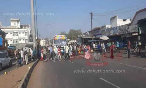 பொள்ளாச்சியில் சுரங்கப்பாதையில் மதுப்பிரியர்கள் தொல்லையால் சாலையை பயன்படுத்தும் பொதுமக்கள்-போக்குவரத்து இடையூறு ஏற்படுவதால் வாகன ஓட்டிகள் அவதி