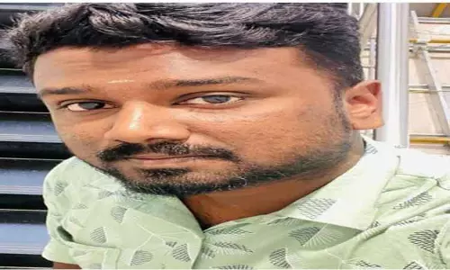 கிணத்துக்கடவு அருகே  லாரியின் பின்னால் மோட்டார் சைக்கிள் மோதல்; தனியார் நிறுவன மேலாளர் பலி