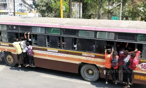 பஸ் படிக்கட்டுகளில் தொங்கியபடி பயணம்; ஆபத்தை விலை கொடுத்து வாங்கும் மாணவர்கள்