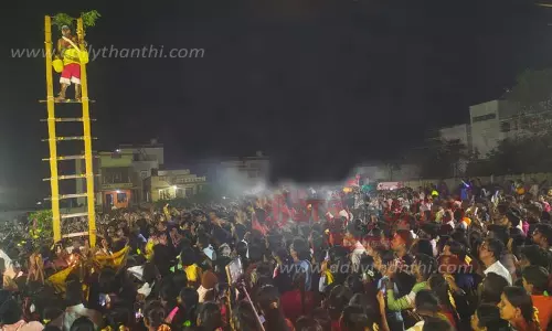 அரிவாள் ஏணி மீது நின்று அருள்வாக்கு கூறிய சாமியாடி