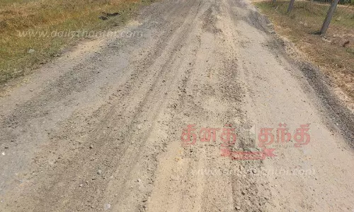 மணல் லாரிகளால் சேதமடைந்த சாலைகள் சீரமைக்கப்படுமா?