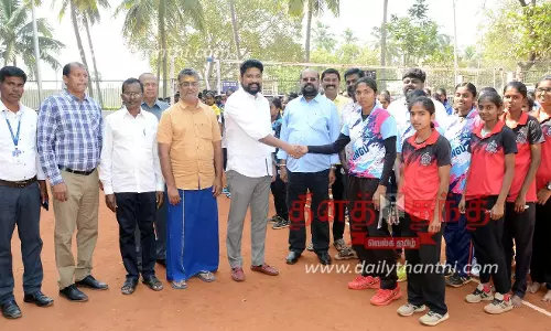 ஈரோட்டில் மாவட்ட அளவிலான கைப்பந்து போட்டி; 46 அணிகள் பங்கேற்பு