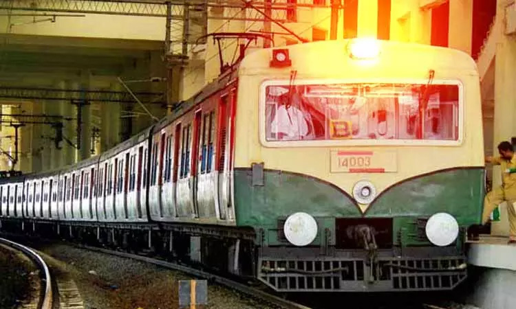 4 வயது மகனுடன் மின்சார ரெயில் முன் பாய்ந்து தற்கொலைக்கு முயன்ற அரசு பெண் அதிகாரி