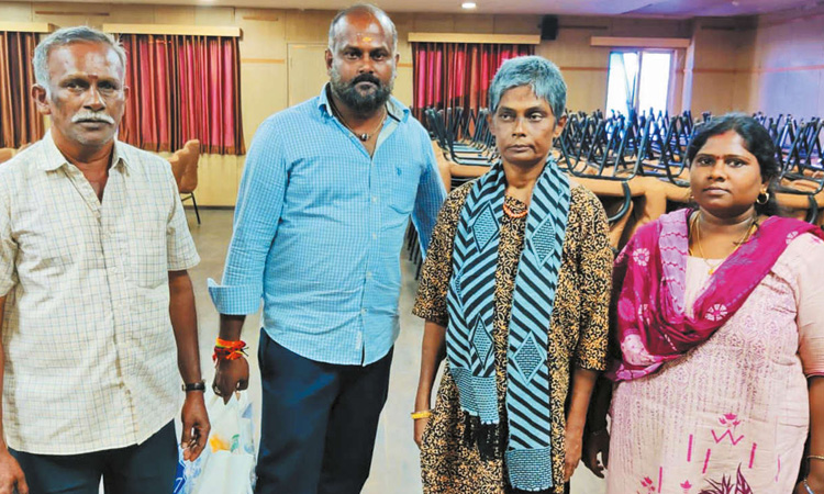 அனாதையாக சுற்றித்திரிந்த 12 பேர் உறவினர்களிடம் ஒப்படைப்பு - இறந்து போனதாக கருதப்பட்ட பெண் உயிருடன் மீட்பு