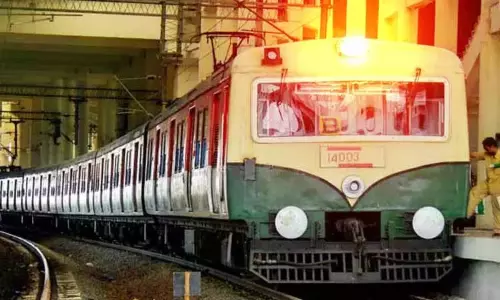 4 வயது மகனுடன் மின்சார ரெயில் முன் பாய்ந்து தற்கொலைக்கு முயன்ற அரசு பெண் அதிகாரி