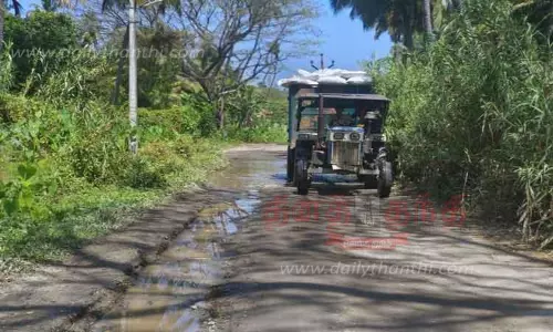 குண்டும், குழியுமான சாலை சீரமைக்கப்படுமா?