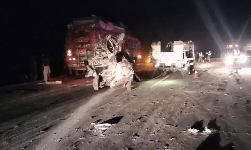 பாகிஸ்தானில் சாலையில் கவிழ்ந்த வேன் மீது கார், ஜீப் மோதியதில் 13 பேர் பலி