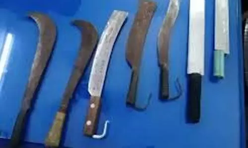 அரிவாளுடன் சுற்றித்திரிந்த மர்மநபர்கள்