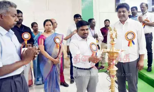 அரசு ஆஸ்பத்திரிகளில் இருக்கும் வசதியை கொண்டு சிறப்பான சேவை வழங்க வேண்டும்