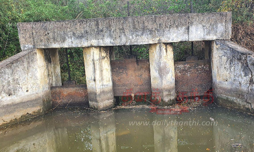 சேதமடைந்த வடிகால் வாய்க்கால் மதகு இடிக்கப்படுமா?