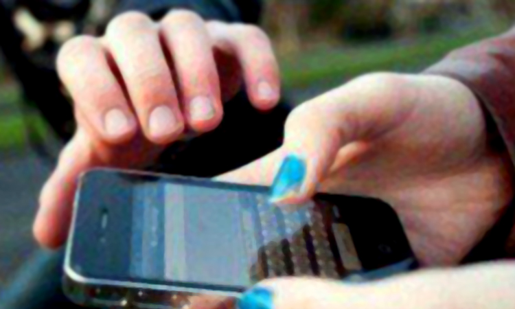 ஓடும் ரெயிலில் ஆஸ்பத்திரி பெண் ஊழியரிடம் செல்போன் பறிக்க முயன்ற வாலிபர்