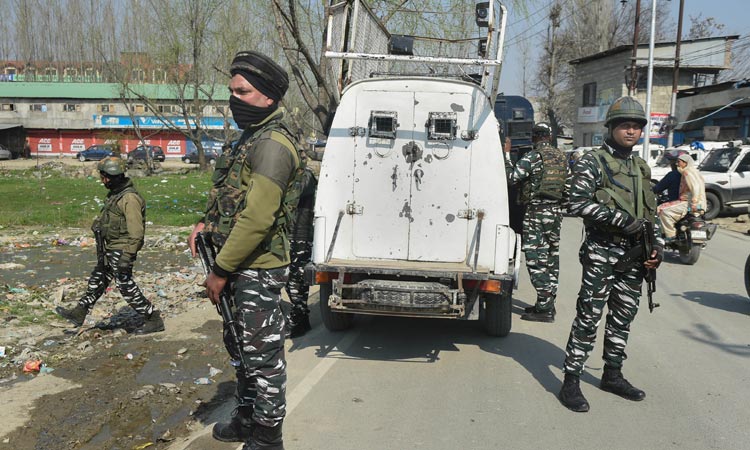 காஷ்மீரில் பண்டிட் சுட்டுக்கொலை - பயங்கரவாதிகள் அட்டூழியம்