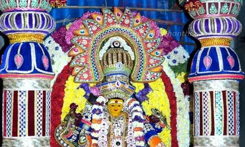 கோவில்களில் அம்மன் சிறப்பு அலங்காரம்