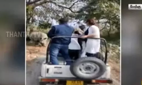 மே.வங்கம்: தேசிய பூங்காவில் திடீரென சுற்றுலா பயணிகளை விரட்டிய காண்டாமிருகங்கள்.. அதிர்ச்சி சம்பவம்