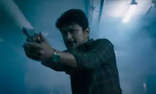 உதயநிதி ஸ்டாலின் நடித்துள்ள கண்ணை நம்பாதே படத்தின் டிரைலர் வெளியானது