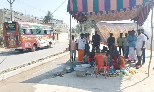 இறந்தவருக்கு நடுரோட்டில் இறுதிசடங்கு செய்யும் அவலம்