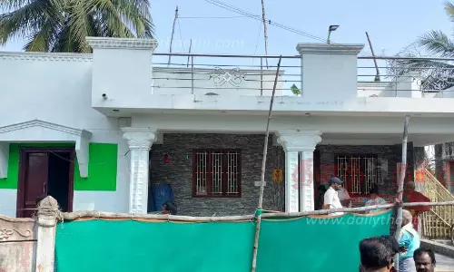 2 வீடுகளில் நகை, பணம் திருட்டு