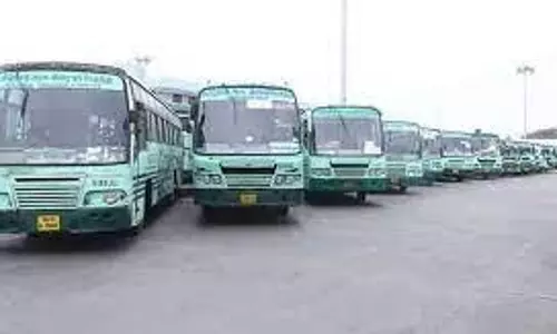 சீர்காழியில், பஸ் நிலையத்துக்கு வெளியே நிறுத்தப்படும் பஸ்கள்