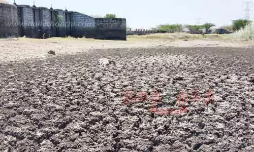 வறண்டு கிடக்கும் கண்மாய்கள்