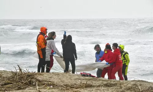 இத்தாலி கடற்பகுதியில் படகு மூழ்கி 59 அகதிகள் பலி