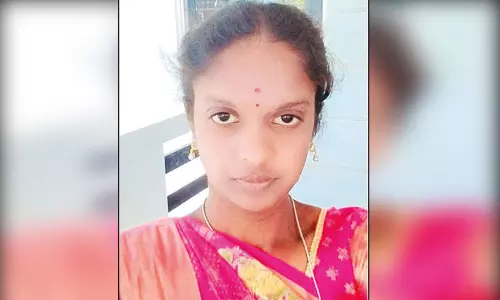 தனியார் கல்லூரியில் 3-வது மாடியில் இருந்து குதித்த மாணவி சாவு