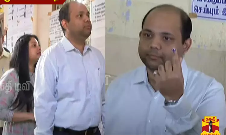 ஈரோடு மாவட்ட கலெக்டர் கிருஷ்ணனுண்ணி சம்பத் நகரில் உள்ள வாக்குச்சாவடியில் வாக்களித்தார்....! ஈரோடு மாவட்ட கலெக்டர் கிருஷ்ணனுண்ணி சம்பத் நகரில் உள்ள வாக்குச்சாவடியில் வாக்களித்தார்....!