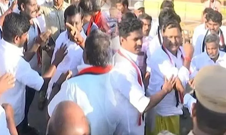 திமுக - அதிமுகவினர் இடையே கடும் வாக்குவாதம்...! திமுக - அதிமுகவினர் இடையே கடும் வாக்குவாதம்...!