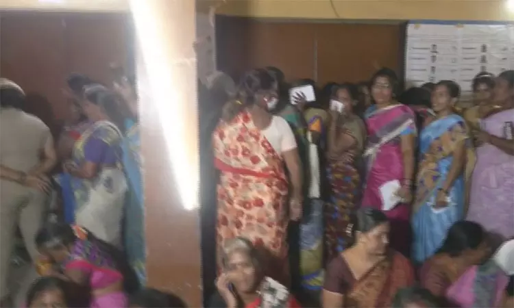 ஈரோடு கிழக்கு இடைத்தேர்தல்:  வாக்களிக்க காத்திருக்கும் அனைவருக்கும் இரவு உணவு வழங்க தேர்தல் பார்வையாளர் உத்தரவு