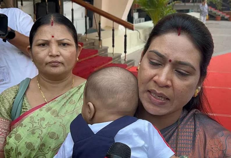 சட்டசபைக்கு 4 மாத குழந்தையுடன் வந்த பெண் எம்.எல்.ஏ.