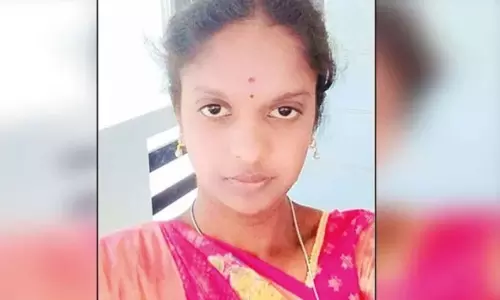 கல்லூரியின் 3வது மாடியில் இருந்து குதித்து மாணவி தற்கொலை... உறவினர்கள் மறியல்..!