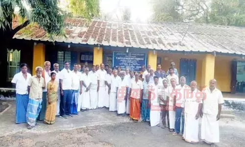 கால்வாயில் தண்ணீர் திறக்கப்படாததால் பொதுப்பணித்துறை அலுவலகத்தை விவசாயிகள் முற்றுகை-ஆனைமலை அருகே பரபரப்பு