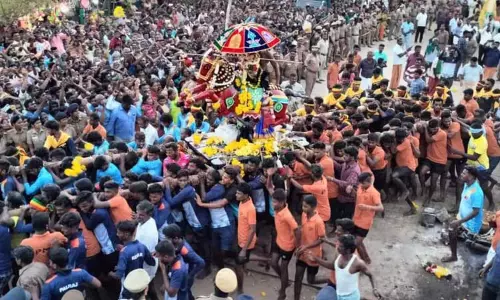 வீரப்பூரில் வேடபரி நிகழ்ச்சி; லட்சக்கணக்கான பக்தர்கள் தரிசனம் வீரப்பூரில் வேடபரி நிகழ்ச்சி; லட்சக்கணக்கான பக்தர்கள் தரிசனம்