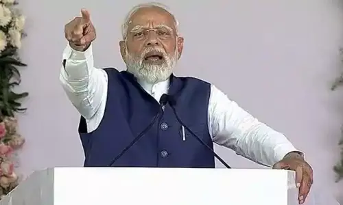 சத்தீஸ்கர் மாநாட்டில் காங்கிரஸ் தலைவர் கார்கேவுக்கு அவமரியாதை; சோனியா காந்தி குடும்பம் மீது பிரதமர் மோடி கடும் தாக்கு