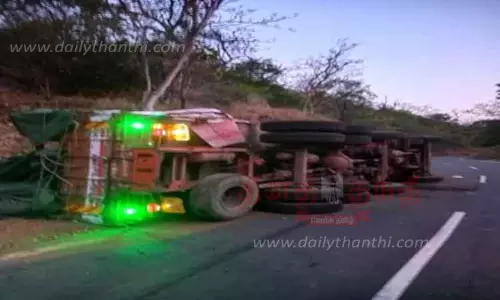 பர்கூர் மலைப்பகுதியில்லாரி கவிழ்ந்து விபத்து;டிரைவர் உயிர் தப்பினார்