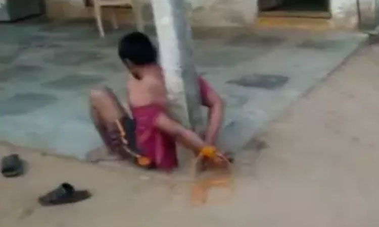 கள்ளக்காதலுக்கு இடையூறு செய்த தந்தையை அடித்து உதைத்து காதலிக்கு  லைவ் காட்டிய மகன்