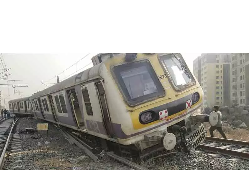 நவிமும்பையில் மின்சார ரெயில் தடம்புரண்டு விபத்து நவிமும்பையில் மின்சார ரெயில் தடம்புரண்டு விபத்து