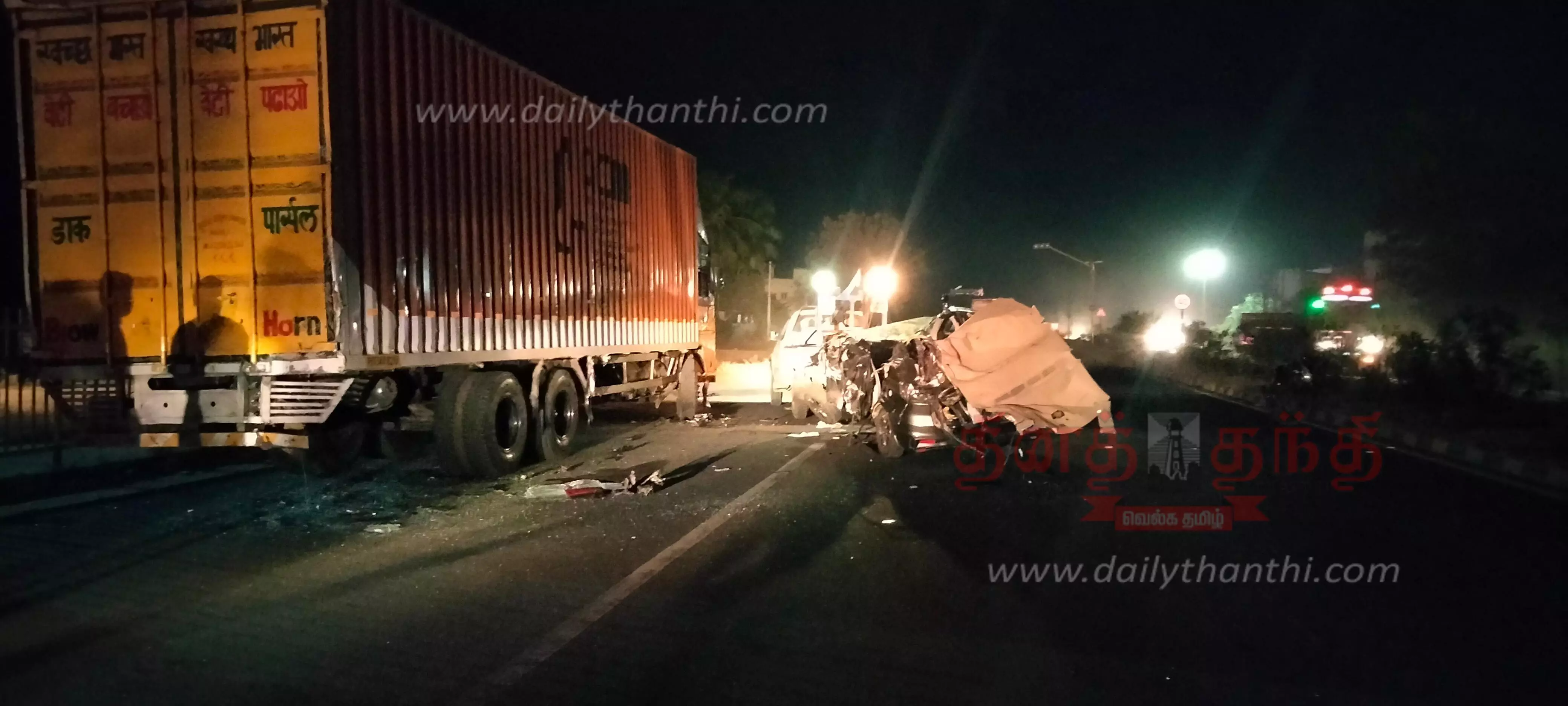 லாரி மீது கார் மோதியதில் 5 பெண்கள் நசுங்கி பலி லாரி மீது கார் மோதியதில் 5 பெண்கள் நசுங்கி பலி