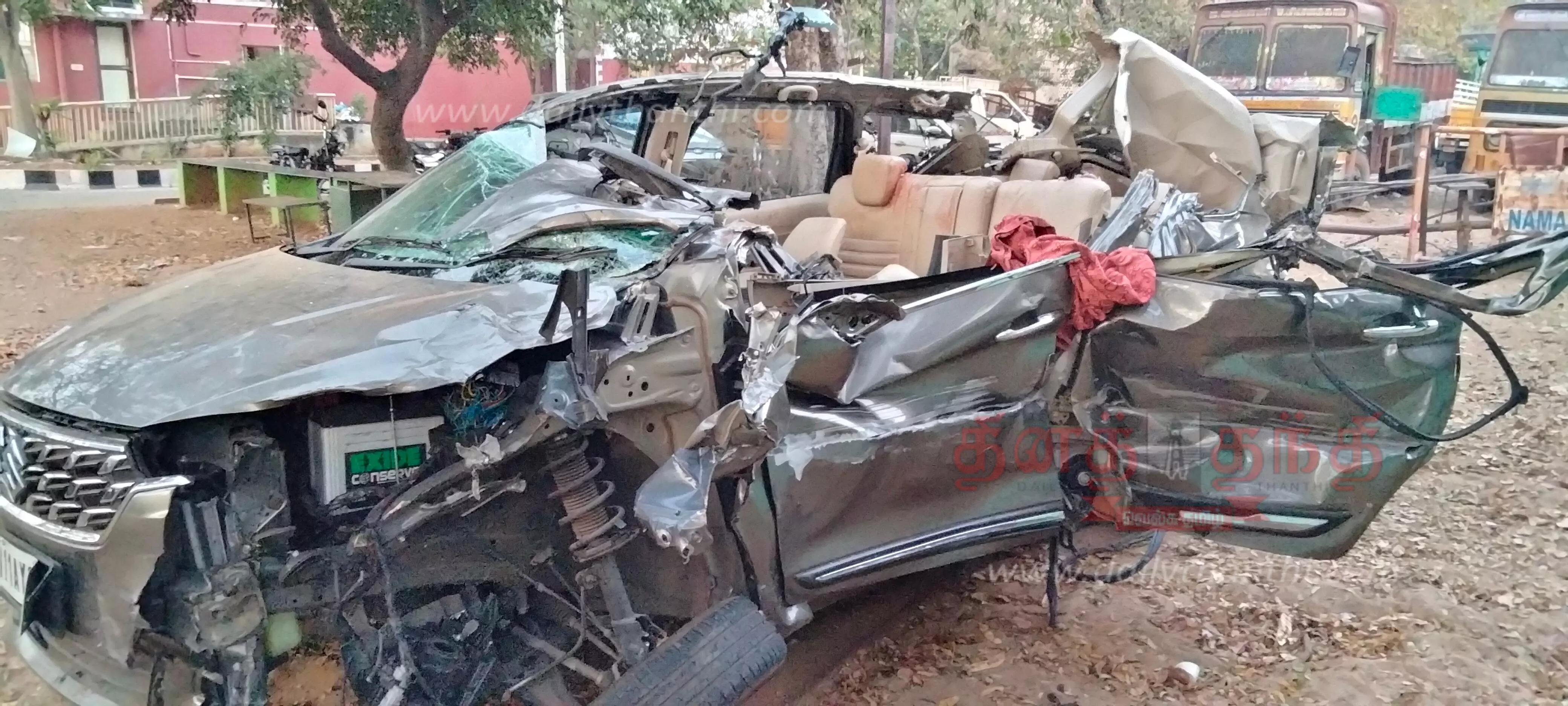 லாரி மீது கார் மோதியதில் 5 பெண்கள் நசுங்கி பலி லாரி மீது கார் மோதியதில் 5 பெண்கள் நசுங்கி பலி