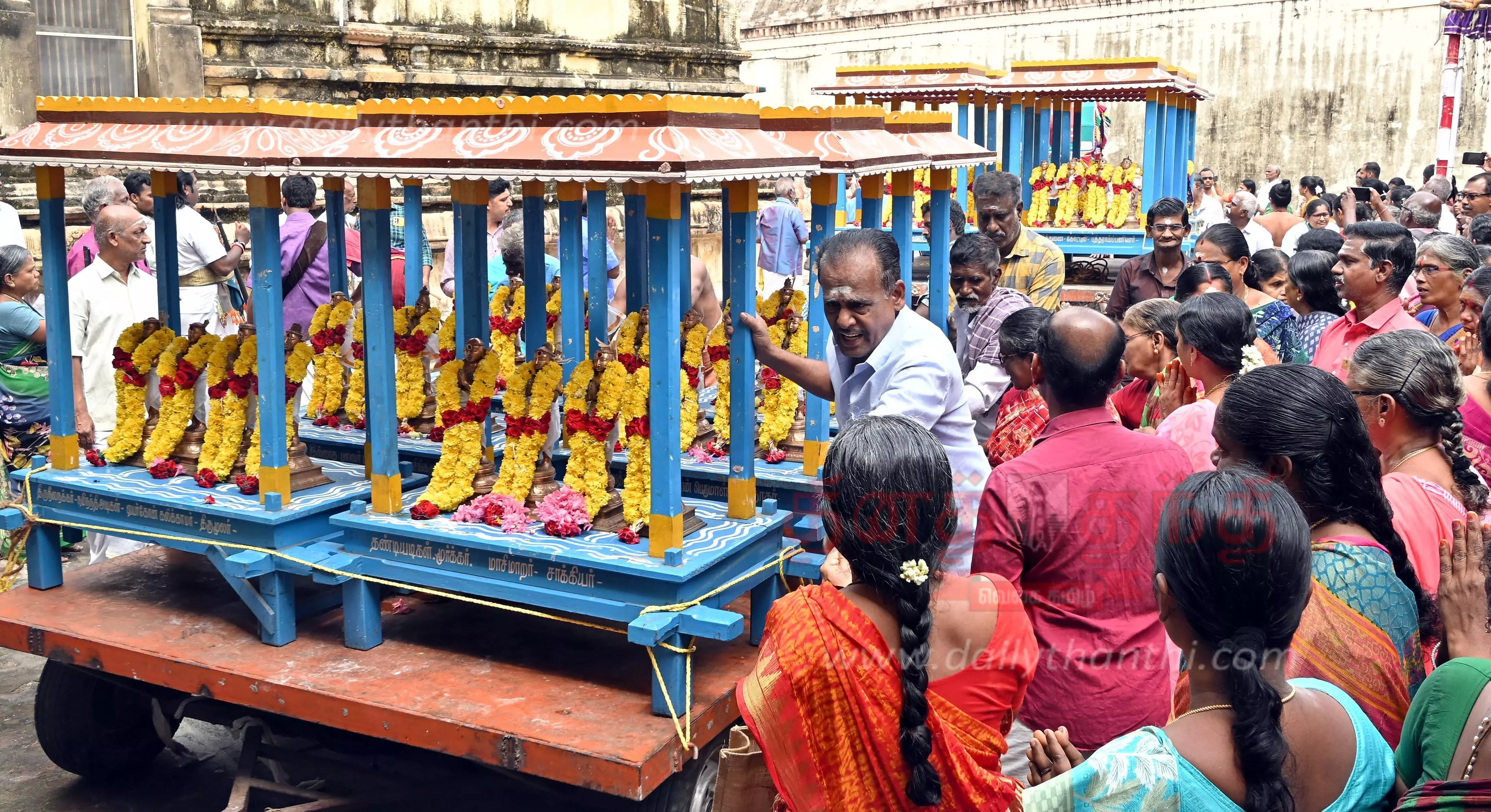 கும்பகோணம் கோவில்களில் அலைமோதும் பக்தர்கள் கூட்டம் கும்பகோணம் கோவில்களில் அலைமோதும் பக்தர்கள் கூட்டம்