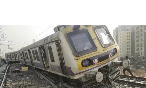 நவிமும்பையில் மின்சார ரெயில் தடம்புரண்டு விபத்து நவிமும்பையில் மின்சார ரெயில் தடம்புரண்டு விபத்து