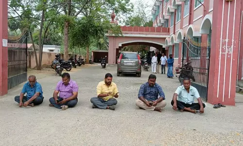 ஓமலூர் கோர்ட்டு முன்பு லாரி உரிமையாளர்கள் திடீர் போராட்டம்