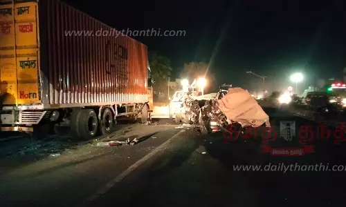 லாரி மீது கார் மோதியதில் 5 பெண்கள் நசுங்கி பலி